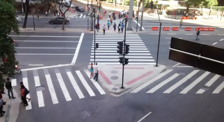 Cruzamento da avenida Afonso Pena com rua Tupinambás com as intervenções do Mobicentro.