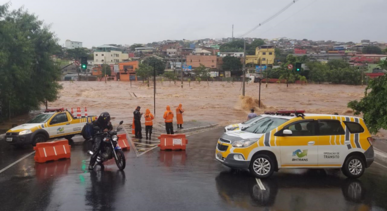 BHTrans fecha vias que oferecem risco e apoiam transporte de desabrigados Agentes da BHTrans bloqueando via durante forte chuvas em Belo Horizonte
