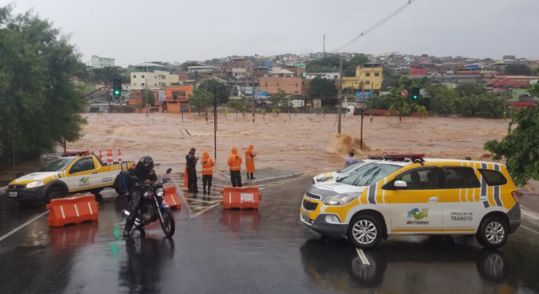 Agentes da BHTrans bloqueando via durante forte chuvas em Belo Horizonte