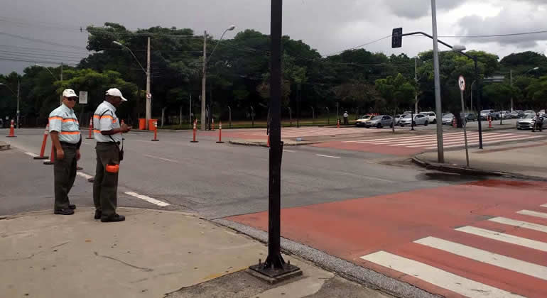 Agentes da BHTrans atuando em operação de trânsito no Mineirão