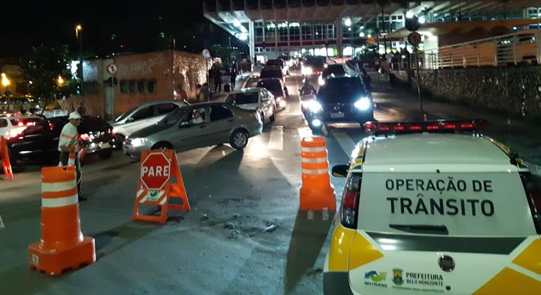 Carros saindo da rodoviária de Belo Horizonte 