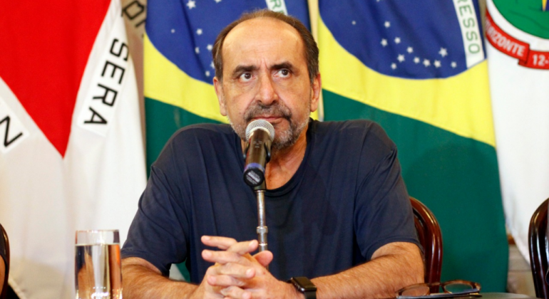 Prefeitura confirma tarifa dos ônibus congelada pelo menos até o fim do ano Prefeito Alexandre Kalil com as maõs cruzadas em coletiva de imprensa