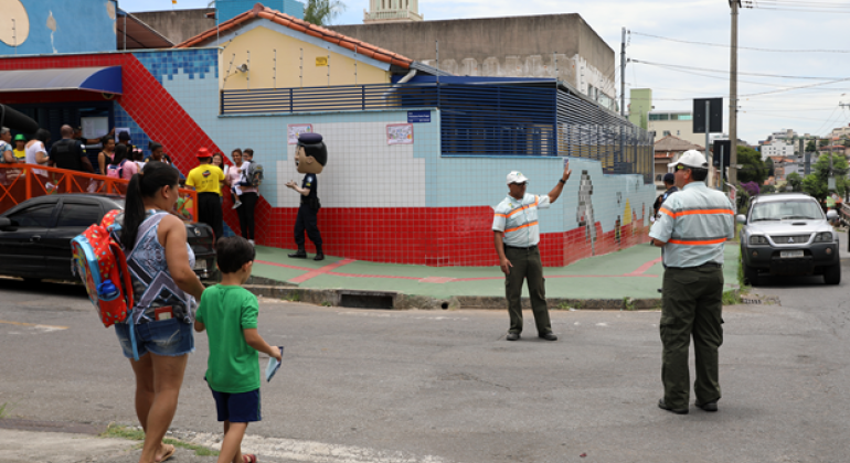 PBH orienta comunidade escolar durante o período de volta às aulas PBH orienta comunidade escolar durante o período de volta às aulas