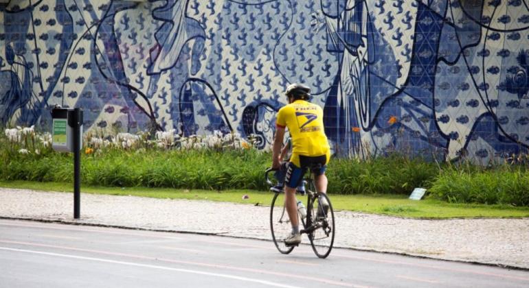 Homem pedala em ciclovia da Lagoa da Pampulha 