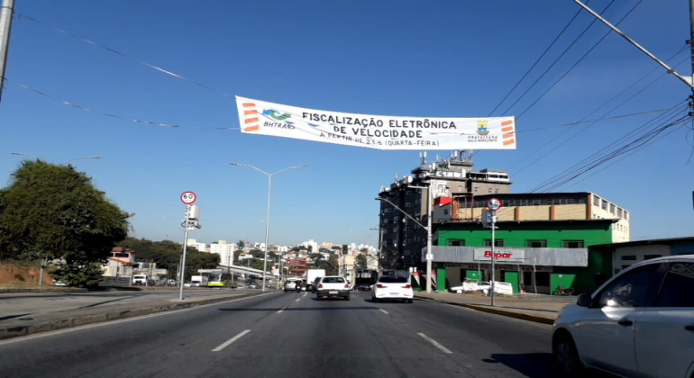 Equipamentos de fiscalização eletrônica começam a operar em BH nesta quarta Faixa em via de BH anuncia instalação de fiscalização eletrônica no local