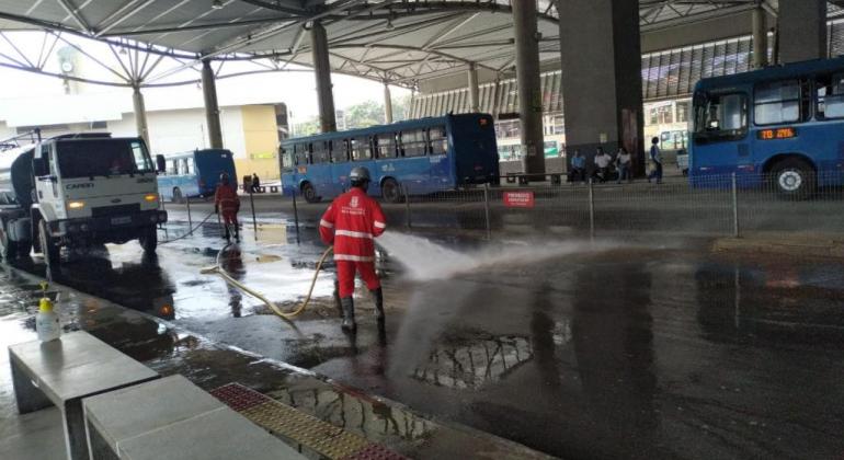 Estações do transporte coletivo de BH são higienizadas até seis vezes ao dia Limpeza em estação de ônibus