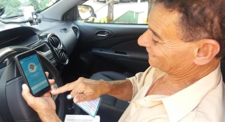 Parceria entre BHTrans e Waze agiliza informações sobre interdições de vias Taxista usa aplicativo Waze dentro do veículo