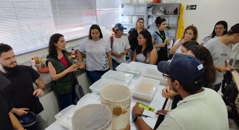 Biofábrica de Joaninhas da Prefeitura recebe visita de Instituto Federal
