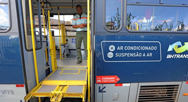 Fiscalização da PBH no bairro Camargos recolhe seis ônibus com irregularidades