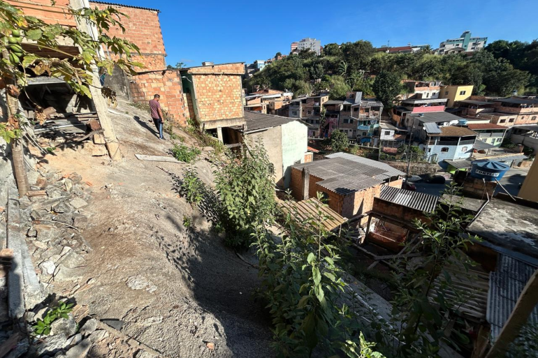 PBH inicia obra de contenção de encosta e urbanização na Vila Califórnia PBH inicia obra de contenção de encosta e urbanização na Vila Califórnia