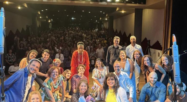 Teatro Marília recebe show que traz questionamentos sobre o futuro Teatro Marília recebe show que traz questionamentos sobre o futuro