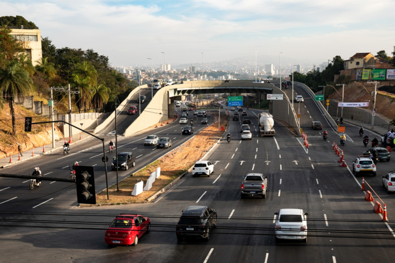 PBH libera trânsito no novo viaduto da Cristiano Machado com Avenida Saramenha