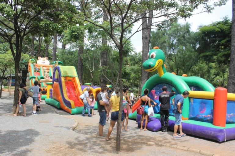 Parques de BH oferecem atividades lúdicas e educativas na Semana das Crianças Espaço de lazer com brinquedos infláveis e várias pessoas brincando