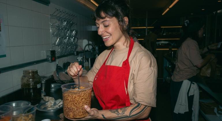 Cozinheiros dos restaurantes populares participam de oficina com a chef Carol Dini