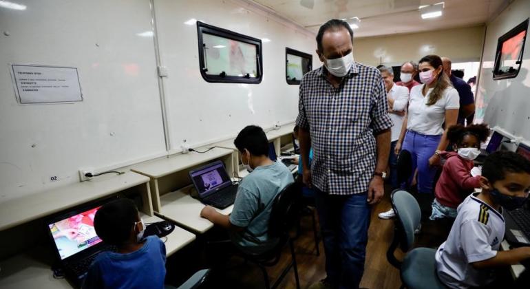 Prefeito visita programa de inclusão digital e carreta Conexão Gentileza Digital na Vila Acaba Mundo Prefeito Alexandre kalil acompanha crianças que fazem atividades em computadores dentro da carreta Conexão Gentileza