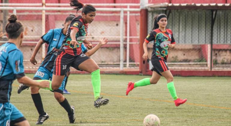 Jogadoras disputam o domínio da bola em partida válida pela Copa Centenário