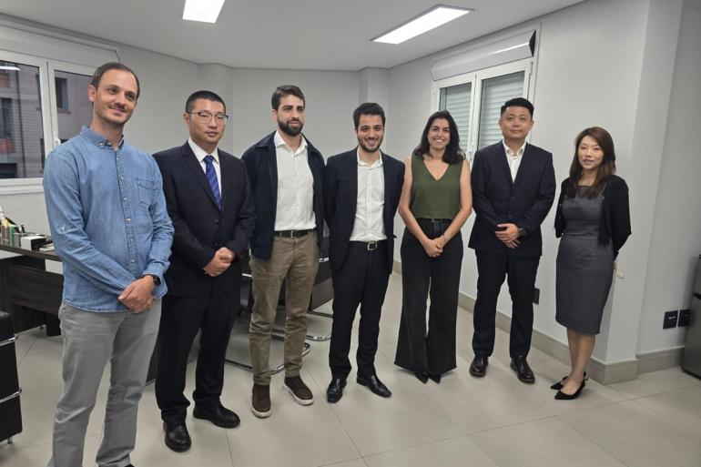 BH recebe representantes de cidade chinesa para troca de experiências Servidores da Secretaria Municipal de Política Urbana estão perfilados, em pé, durante a recepção à comitiva chinesa.