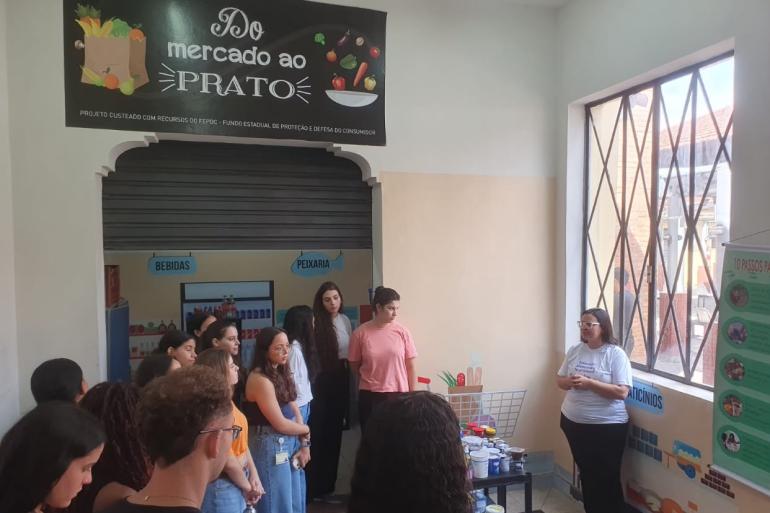 Estudantes estrangeiros participam de circuito imersivo de educação alimentar em Belo Horizonte Vários alunos de pé em uma sala Centro de Referência em ouvindo sobre Segurança Alimentar e Nutricional