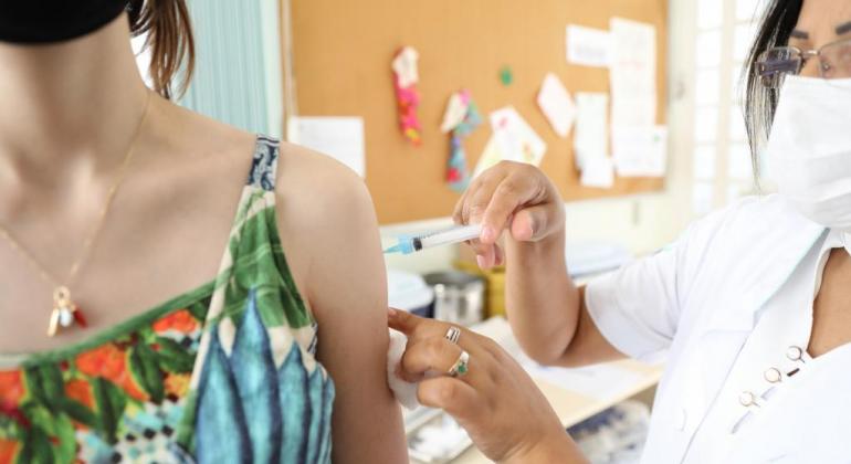 PBH inicia aplicação de dose adicional em adolescentes imunossuprimidos PBH inicia aplicação de dose adicional em adolescentes imunossuprimidos