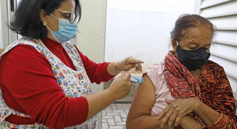 PBH inicia vacinação contra Gripe e quarta dose de Covid-19 para maiores de 80 PBH inicia vacinação contra Gripe e quarta dose de Covid-19 para maiores de 80