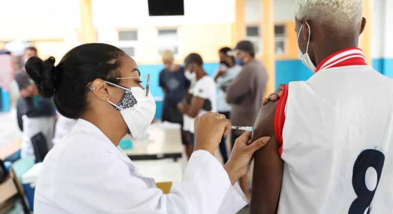 refeitura convoca pessoas com comorbidades, deficiência permanente, gestantes e puérperas para receberem a dose de reforço da vacina contra a Covid-19 refeitura convoca pessoas com comorbidades, deficiência permanente, gestantes e puérperas para receberem a dose de reforço da vacina contra a Covid-19