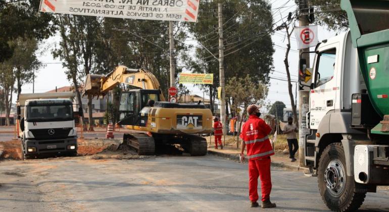 Obra de recapeamento na avenida Xangrilá