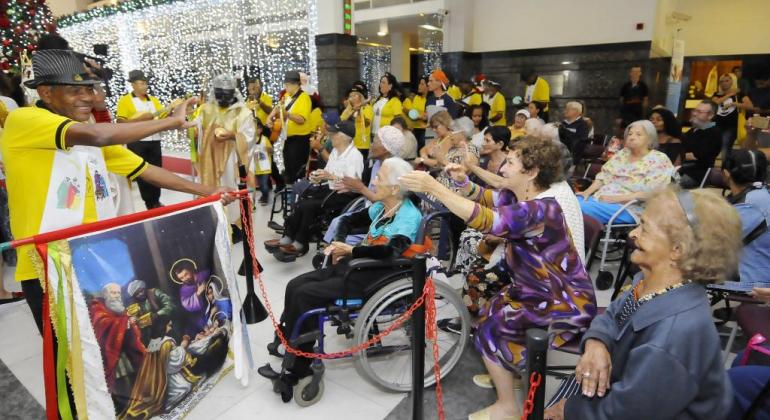 Grupo Folia de Santos Reis do Paulo VI faz apresentação para visitantes na sede da Prefeitura de Belo Horizonte.