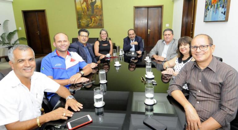 Foto traz o Prfeito Alexandre Kalil e os membros da Mesa Diretora da Câmara sentados em uma mesa de reunião