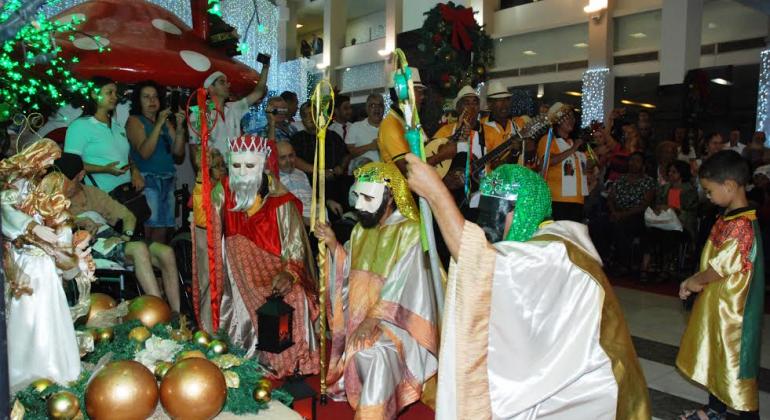 Três Reis Magos, com máscaras, no hall da Prefeitura de Belo Horizonte. 