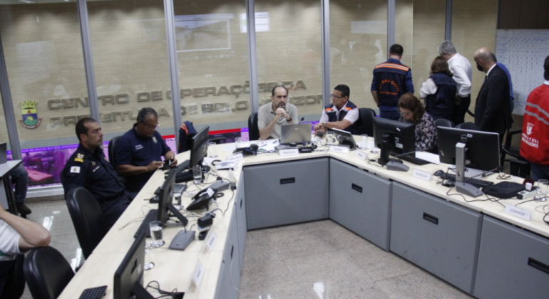 Prefeito transfere seu gabinete para Centro de Operações a partir desta quinta Profissionais reunidos no COP, em monitoramento das chuvas