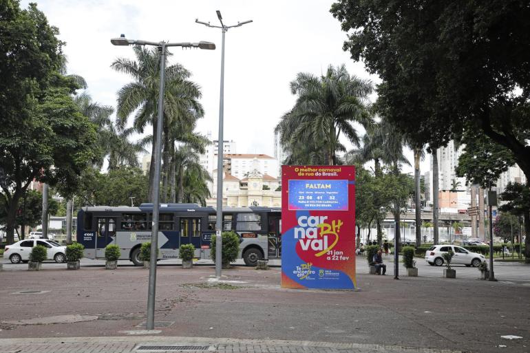 Totem instalado pela PBH traz a contagem regressiva para o Carnaval de 2026