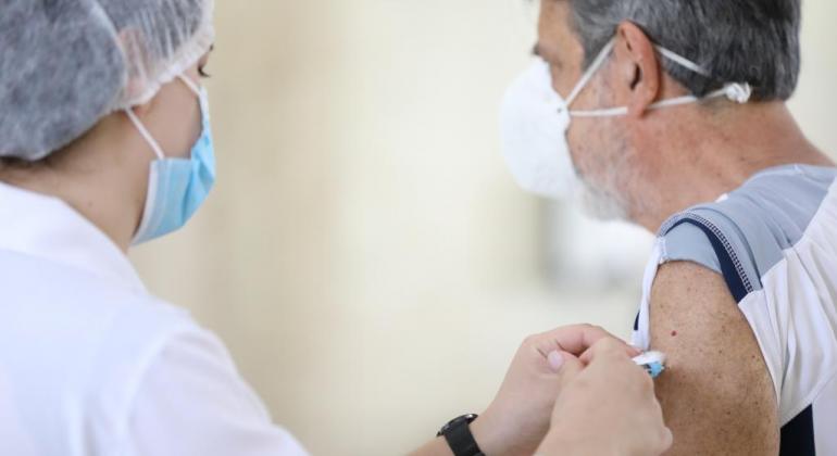 PBH inicia aplicação de quarta dose de vacina contra a Covid-19 para 80 anos PBH inicia aplicação de quarta dose de vacina contra a Covid-19 para 80 anos