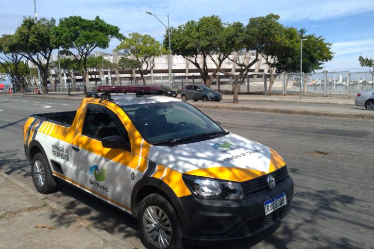 Operação de trânsito para o jogo Cruzeiro x Mirassol, neste domingo (9) Imagem do Mineirão e de uma viatura da BHTRANS no entorno do estádio.