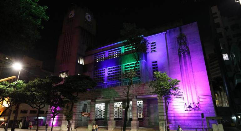Sede da Prefeitura de BH e árvores do entorno recebem luzes natalinas 100% LED