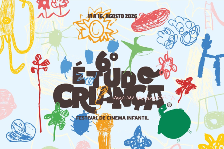 Cartaz de divulgação do "6º É Tudo Criança - Festival de Cinema Infantil". A imagem possui um fundo claro preenchido por diversos desenhos coloridos de estilo infantil. No centro, destaca-se o logotipo do evento em letras marrons e arredondadas.
