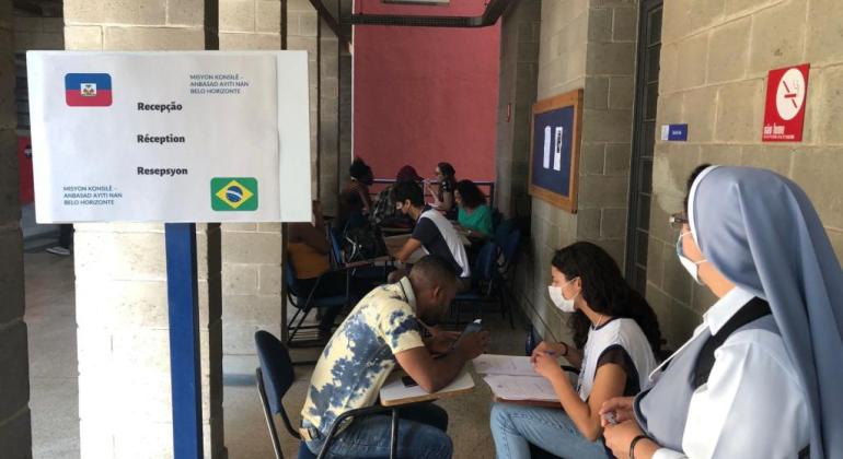 Haitianos recebem atendimento em consulado itinerante organizado pela PBH Haitianos recebem atendimento em consulado itinerante organizado pela PBH