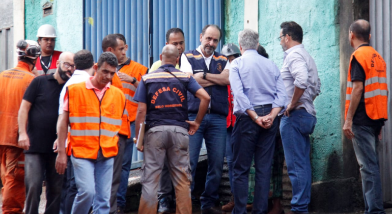 Prefeito vai à Vila Bernadete, na região do Barreiro, após deslizamento Prefeito Alexandre Kalil durante visita à Vila Bernadete