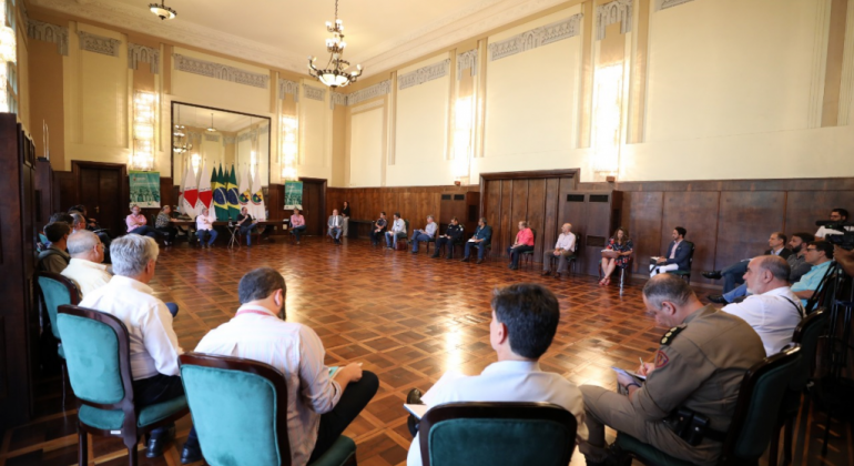 Representantes da Prefeitura em reunião para tartar sobre a Covid-19