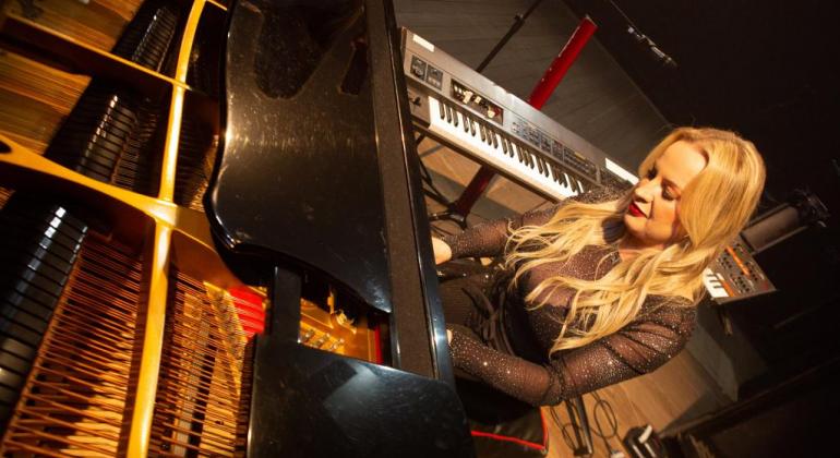 Show de pianista, Clube do Fusca e oficinas variadas movimentam BH é da Gente Foto da pianista e cantora Denise Schneider