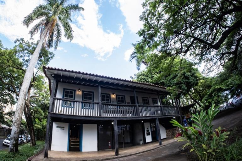 Projeto Expedições do Patrimônio destaca a história e a importância do Abílio Barreto para BH A imagem mostra o o Casarão do MHAB (Museu Histórico Abílio Barreto) em um dia ensolarado. O casarão, de dois andares e arquitetura colonial, é o elemento central da composição.