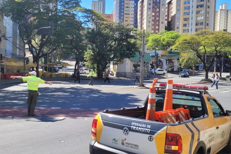 Operações de trânsito neste final de semana para eventos no Centro, Savassi e Pampulha Em primeiro plano, veículo usado pela BHTrans em operações de trânsito, com agente no fundo