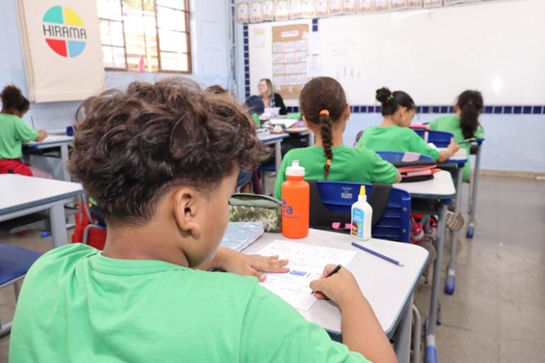 Alunos uniformizados assistem aula em escola da rede municipal de ensino de BH.