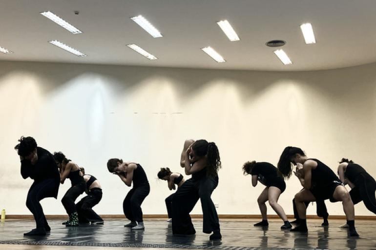 Projeto “US4”, do Ballet Jovem de Minas Gerais, chega ao Teatro Raul Belém Machado Foto de bailarinos, com roupas pretas, dançando