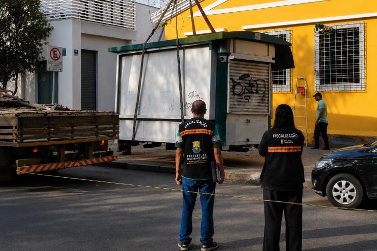 Fiscalização da PBH realiza ações para apreender bancas de jornal abandonadas Fiscalização da PBH realiza ações para apreender bancas de jornal abandonadas