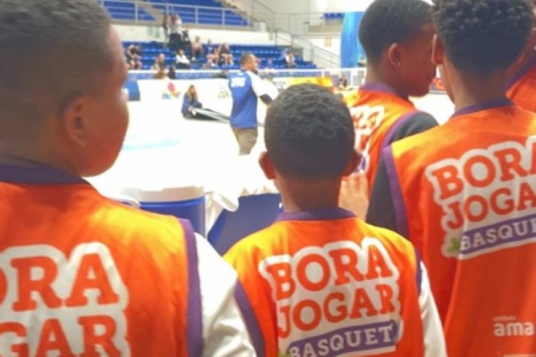 Alunos do Bora Jogar + Basquete acompanham jogo oficial do NBB Alunos do Bora Jogar + Basquete acompanham jogo oficial do NBB