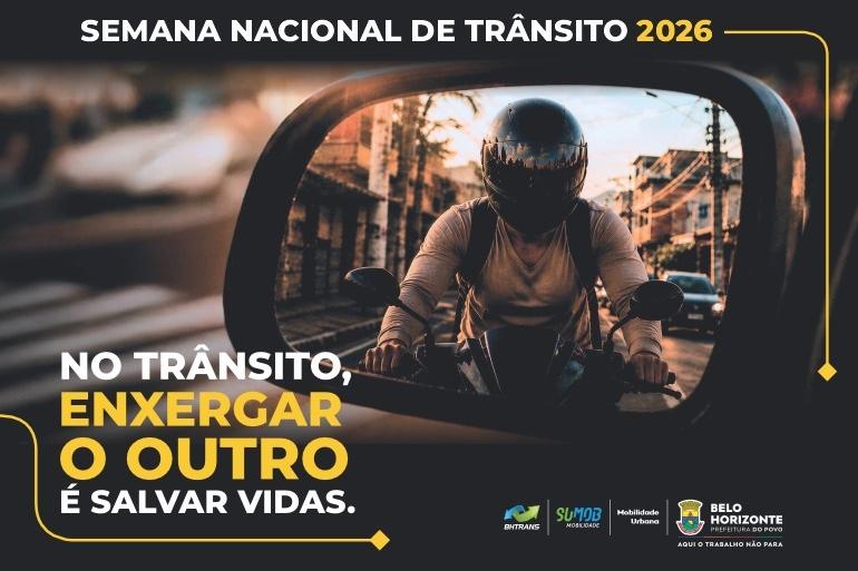 Ações educativas da PBH na Semana Nacional de Trânsito alertam para atitudes que aumentam a segurança de motoristas e pedestres Arte mostra um motoqueiro visto em um retrovisor. Nela há duas frases: Semana Nacional do Trãnsito 2026 e No trânsito, enxergar o outro é salvar vidas.