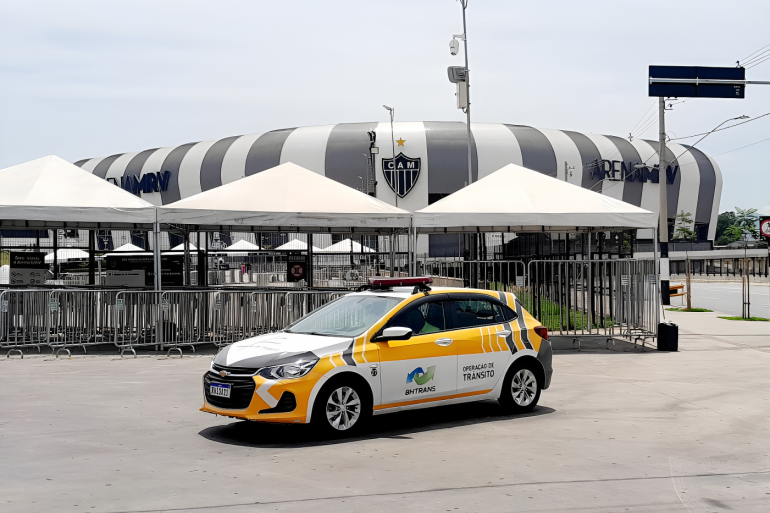 Veículos usado pela BHTrans em operações de trânsito aparece em primeiro plano na foto, com a Arena MRV ao fundo