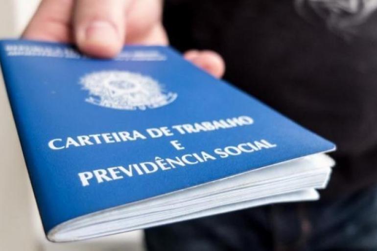Processos seletivos no Sine Municipal vão oferecer 614 vagas nas próximas semanas Imagem da Carteira de Trabalho com parte de uma mão segurando o documento