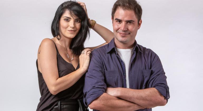 “Casal TPM” faz humor com a vida a dois em peça no Teatro Raul Belém Machado