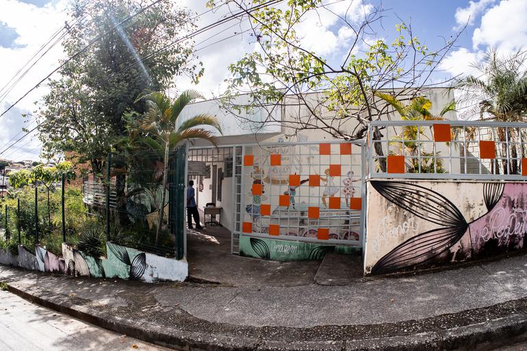 Patrimônio e memória marcam a programação de agosto dos centros culturais da Regional Norte Centro Cultural do Jardim Guanabara. Fotografia em ângulo aberto da fachada de um prédio comunitário ou educacional em uma rua inclinada.